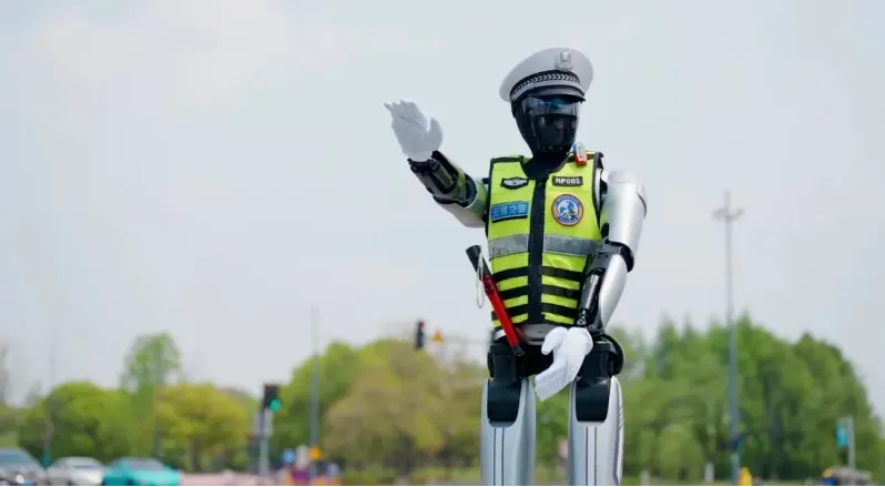 MagicLab x Wuxi Police: A Humanoid Traffic Officer Goes on Duty at a Major Public Sporting Event