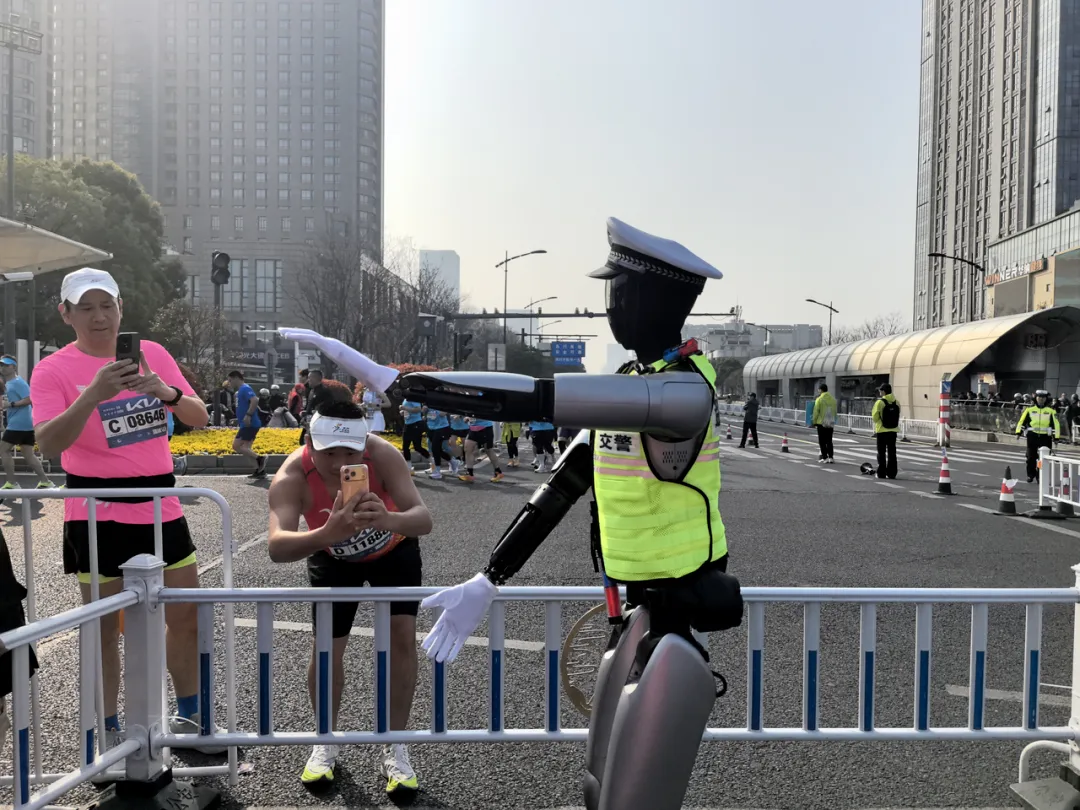 MagicLab x Wuxi Police: A Humanoid Traffic Officer Goes on Duty at a Major Public Sporting Event
